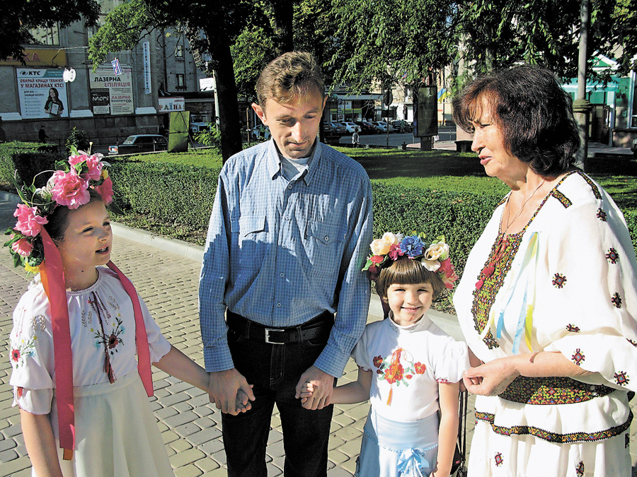 Діана, Єва Алексейчук і Віталій Івченко з Краматорська спілкуються з головою доброчинної організації «Українська родина» з Тернополя Іриною Найдух. Фото автора